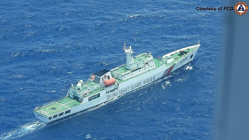 菲律賓海岸防衛隊「島民號」（Islander）巡邏機發現中國海警船4304闖入巴丹群島的菲律賓專屬經濟區。   圖：翻攝「X」@jaytaryela