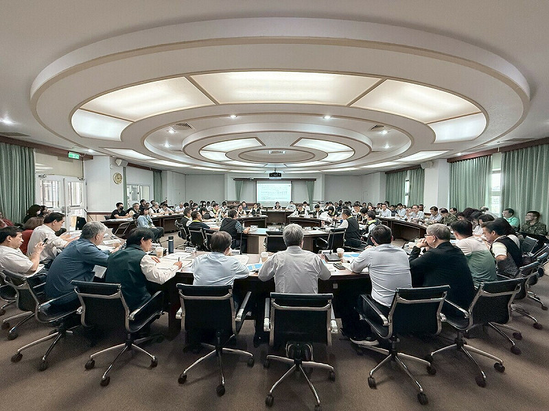 行政院雲嘉南災後復原前進指揮所今（8）日宣布，首波18家獲得公共工程金質獎肯定的優良營造廠商，將協助嘉義縣水上鄉及台南市白河區，投入災區修繕與拆除工作。   圖：行政院提供