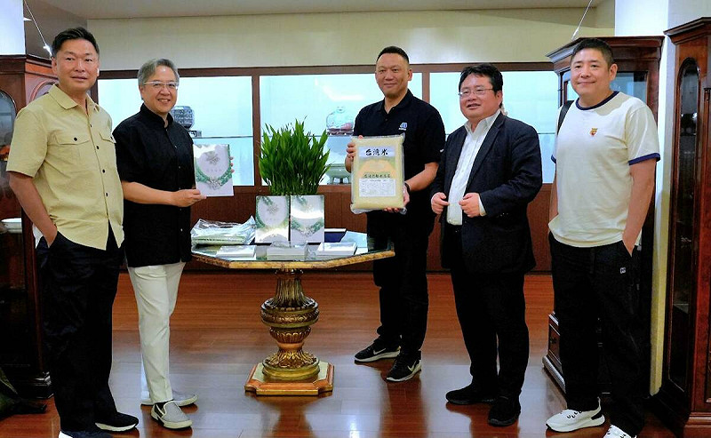 古董藝廊「寄暢園」舉辦「台灣米慈善茶會」活動，多位友日團體、熱心人士透過義賣藝術品的方式，將所得全部用於捐贈台灣米。   圖：印太戰略智庫提供