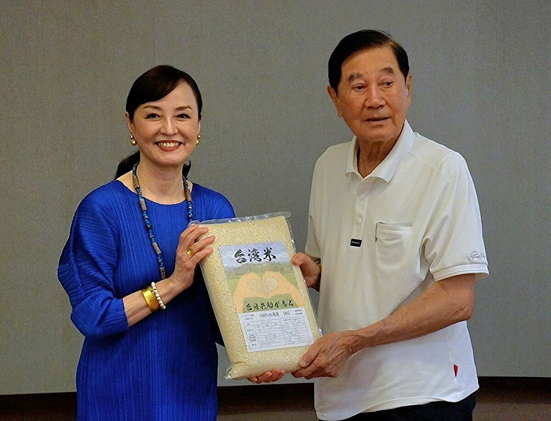 前外交部長、台灣安倍晉三之友會會長陳唐山（右）與日本台灣交流協會代表片山和之夫人片山優香里（左）。   圖：印太戰略智庫提供