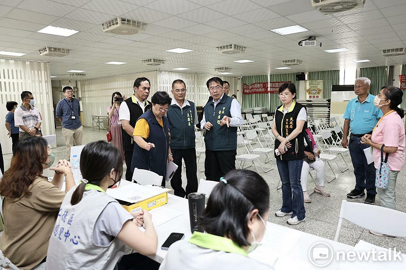 丹娜絲颱風帶來臺南區域嚴重災損，臺南市政府向勞動部爭取天災臨工專案並迅速招募，第一批臨工已在7月16日陸續上工協助災後重建工作，黃偉哲特別前往各災區，一一關心也是受災戶的臨工投入災後環境清理的工作狀況，感謝他們同為受災戶更能同理災民共同重建家園與市容。   圖：台南市政府提供