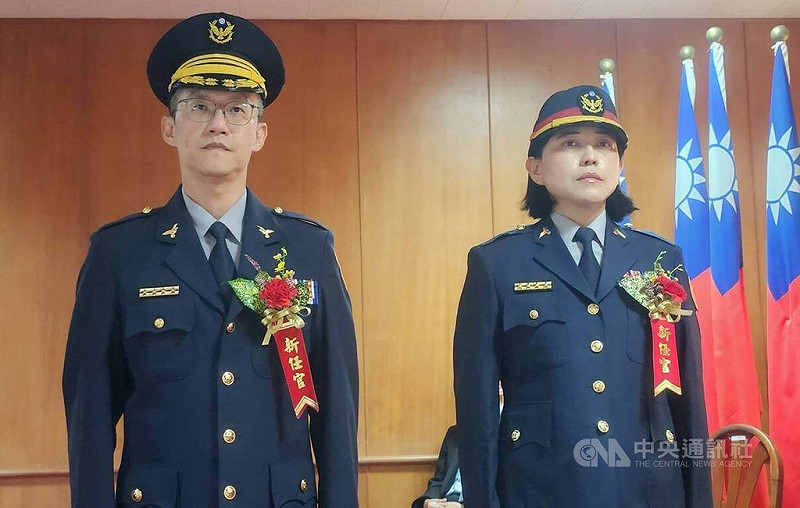 澎湖縣警察局卸任白沙分局長林彥濬（左）8日交接給新任分局長李幸芳後，再從馬公副分局長李明典手中接下馬公分局長一職，同時具備移交人與接交人身分。中央社　114年8月8日   
