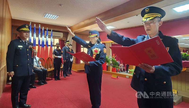 澎湖縣警察局馬公分局長林彥濬（右）、白沙分局長李幸芳（右2）8日完成交接後，在警察局長林温柔（左）監誓下正式宣誓就職。中央社  114年8月8日   