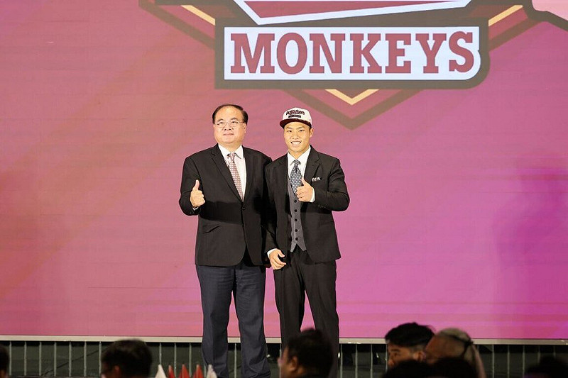 中華職棒樂天桃猿隊8日宣布，與選秀第2指名許賀捷（右）完成加盟手續，加盟條件包含簽約金新台幣410萬元、激勵獎金100萬元，月薪為8萬元。圖為6月30日中職選秀會。（樂天桃猿提供）中央社記者楊啟芳傳真　114年8月8日   