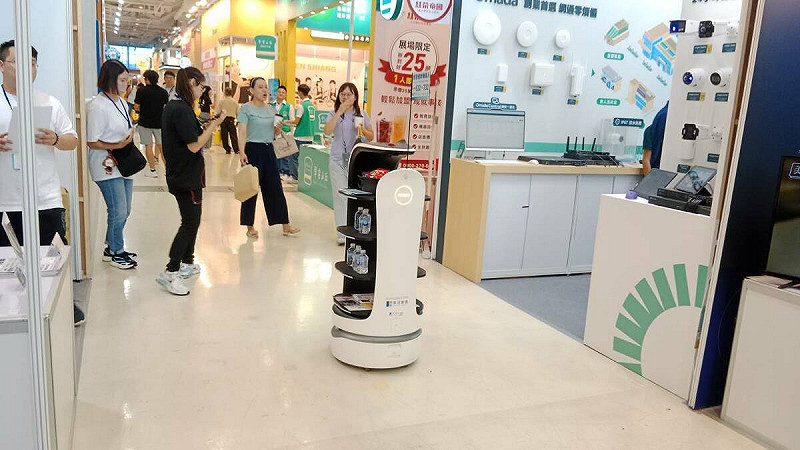 送餐機器人廠商為連鎖業者缺工問題提出解方。   圖：孫家銘攝