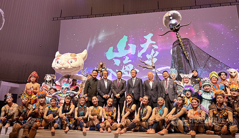 大阪世博TECH WORLD館8日於EXPO HALL舉辦「展館日」，邀請國際知名表演團隊「舞鈴劇場」演出「山海天光」，玉山數位科技株式會社榮譽會長黃志芳（站立左3）、導演劉樂群（站立左1）、大阪世界博覽會事務總長石毛博行（站立左2）、大阪府副知事山口信彥（站立右2）、TECH WORLD館長邱揮立（站立右1），於演出後合影。中央社記者戴雅真大阪攝  114年8月8日   圖：中央社提供