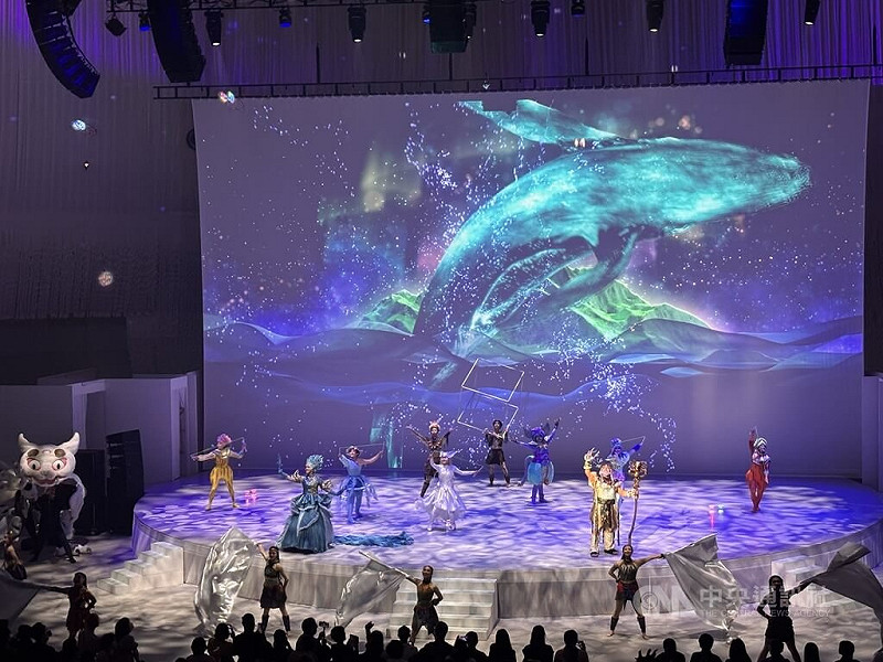 大阪世博TECH WORLD館8日於EXPO HALL舉辦「展館日」,「舞鈴劇場」特別編創「山海天光」,從開場起就吸引全場視線,突然從觀眾群中走出的表演者,帶來巨大驚喜。表演者精緻的服裝造型、優美的歌聲,搭配充滿故事性的表演,令在場觀眾看得目不轉睛。中央社記者戴雅真大阪攝 114年8月8日 圖:中央社提供