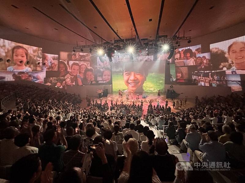 大阪世博TECH WORLD館8日於EXPO HALL舉辦「展館日」,「舞鈴劇場」特別編創「山海天光」,90分鐘毫無冷場的精彩表演,讓觀眾掌聲久久不停歇,還有日本觀眾高喊「謝謝你,台灣」(Thank you,Taiwan),演出大獲成功。中央社記者戴雅真大阪攝 114年8月8日 圖:中央社提供