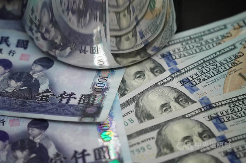 圖為新台幣與美元紙鈔。（中央社檔案照片）   