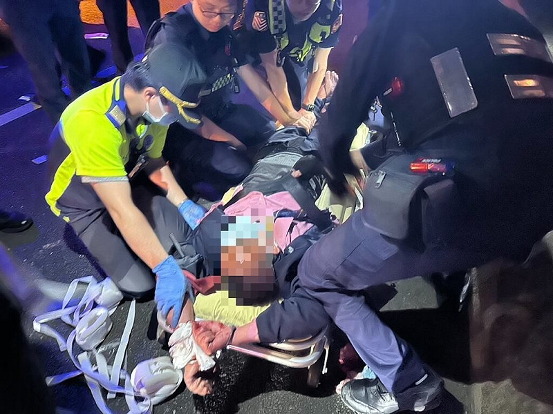 新竹縣58歲余姓男子8日晚間酒醉，救護人員與警方接獲家屬報案到場，確認余男睡著後準備離開，未料余男竟突然醒來，持刀作勢攻擊還搶奪救護車逃逸，最終在國道3號被警方攔阻，壓制送醫，依法偵辦。（民眾提供）中央社記者魯鋼駿傳真 114年8月9日   