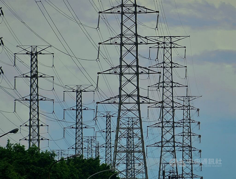 圖為高雄市小港區高壓電塔。   （中央社檔案照片）