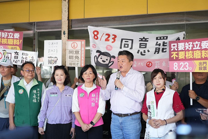 民進黨9日在代理秘書長何博文、黨團幹事長吳思瑤、立委蘇巧慧、市議員陳永福與陳乃瑜等人與罷團合體下前往新店區建國市場宣傳罷免同意票，要拉高罷免羅明才聲勢。   圖：民進黨提供