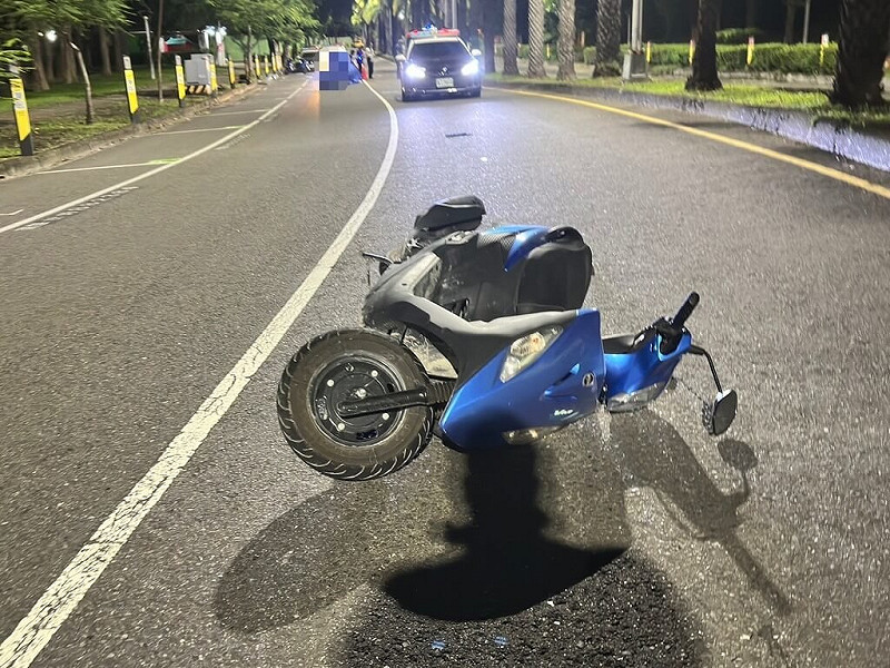 高雄市三民區9日凌晨發生一起死亡車禍，陳姓機車騎士行經同盟二路時不明原因自撞分隔島、路樹後倒臥路中央。陳男當場頭殼破裂無生命跡象，未送醫。詳細肇事原因仍待鑑定。（高市三民一警分局提供）中央社記者洪學廣傳真　114年8月9日   