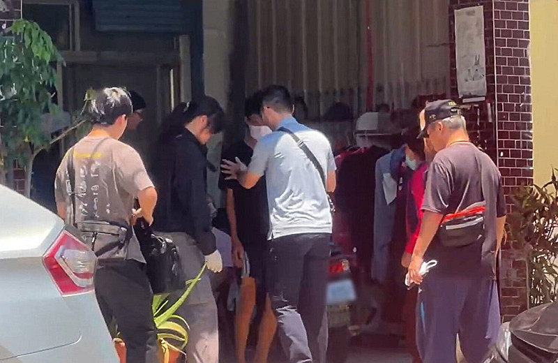 台東市中華路8日晚上發生銀樓搶案，警方9日上午逮捕17歲陳姓嫌犯 （中戴口罩），警方過濾監視器畫面，發現陳嫌連續4天觀察台東市區的6家銀樓店，最後選定中華路店家下手，警方將追查是否有共犯。（民眾提供）中央社記者盧太城台東傳真 114年8月9日   