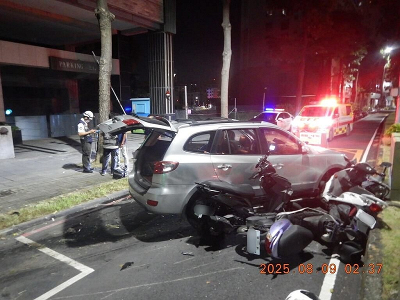 高雄市王姓男子9日凌晨開車行經左營新莊一路時，逆向行駛撞擊路邊停放的13輛機車，未釀傷亡。警方獲報到場處理並在王男車內查獲毒品，依法將人送辦。（高雄市左營警分局提供）中央社記者洪學廣傳真  114年8月9日   