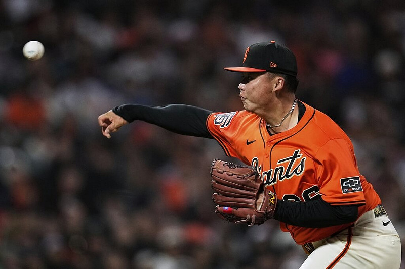 台灣旅美投手鄧愷威8日在MLB巨人主場迎戰國民隊的比賽中登板投球，奪下大聯盟生涯首勝。（美聯社）   