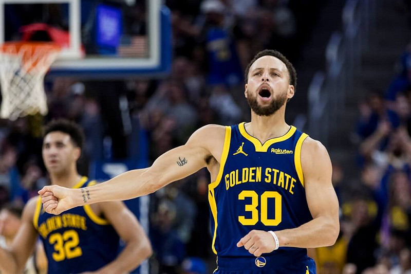 NBA金州勇士隊球星柯瑞（右）。（美聯社）   