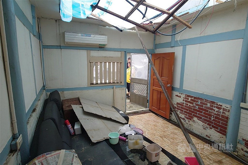台南市後壁區一處平房在颱風丹娜絲過境後屋頂毀損，暫以帆布遮蓋，接著又遇上連日豪雨，滲水嚴重。（中央社檔案照片）   