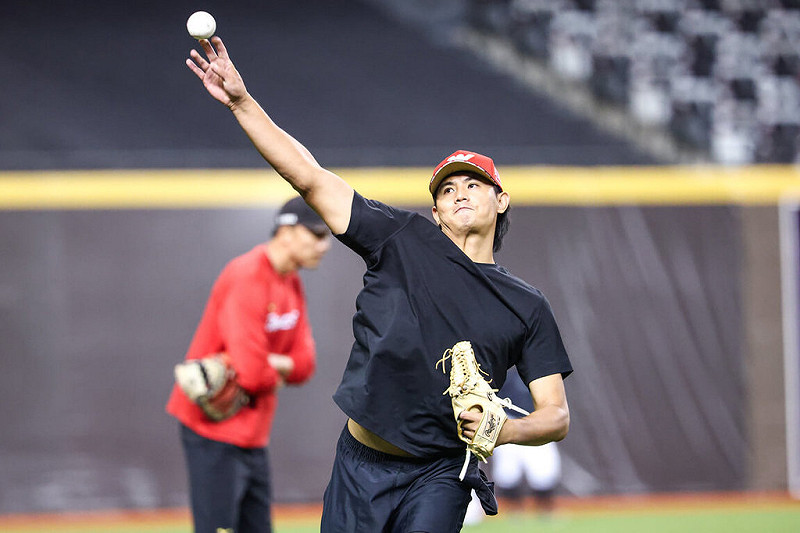 中華職棒味全龍隊5日宣布簽下選秀第一指名投手黃暐傑（圖），黃暐傑9日隨隊一軍現身台北大巨蛋，預計15日有望在二軍出賽。（味全龍隊提供）中央社記者楊啟芳傳真　114年8月9日   