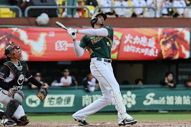 中華職棒台鋼雄鷹隊9日賽事投打發揮，恰逢洋砲魔鷹（Steven Moya）（中）34歲生日，他繳出單場雙響砲貢獻3分打點，助隊以8比0擊敗統一7-ELEVEn獅隊。（台鋼雄鷹提供）中央社記者謝靜雯傳真  114年8月9日   