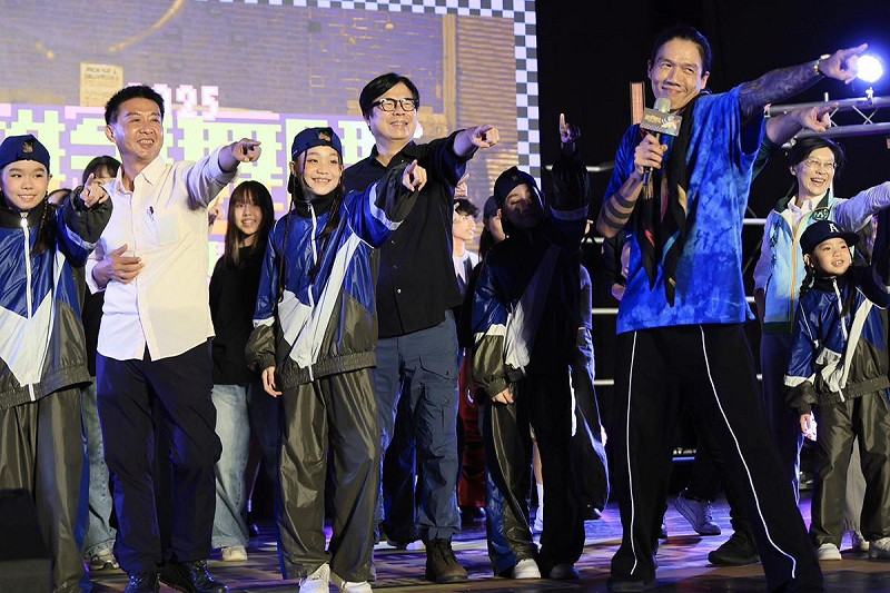 陳其邁(中)上台與選手共舞感受賽事的熱情活力。 圖:高雄市青年局/提供
