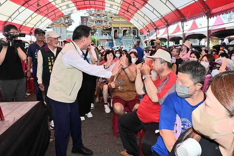 許智傑(左三)受到林園在地父老鄉親支持。 圖:許智傑辦公室/提供