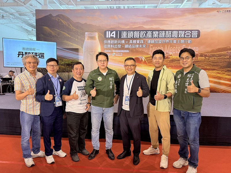 邱志偉(中)偕日前宣布參選議員的執行長蔡秉璁(右一)出席連鎖餐飲產業鏈鮮奶酪農媒合會。 圖:台灣連鎖加盟促進協會/提供