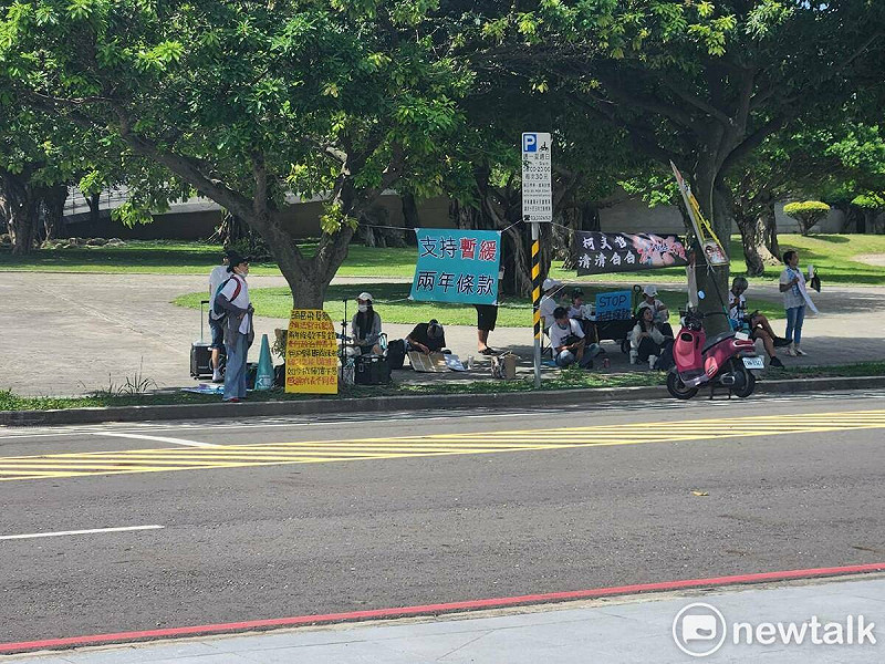 民眾黨黨員大會外，有民眾黨支持者在場外不斷喊話黨高層廢除兩年條款。   圖：黃建豪/攝
