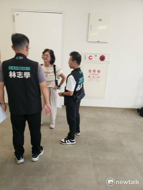 一位民眾黨支持者盼進入民眾黨黨員代表大會議場遭阻止後，聲淚俱下向民眾黨工喊話擱置兩年條款。   圖：黃建豪/攝