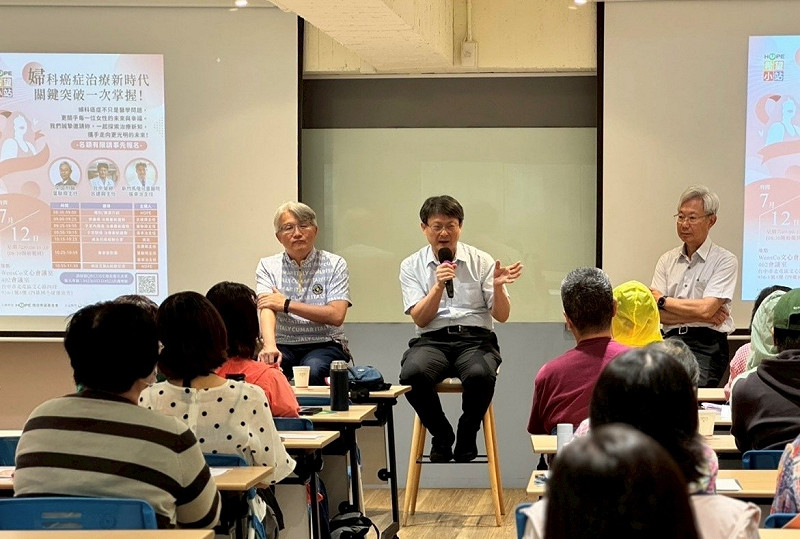 中國醫藥大學附設醫院婦產部婦科主任葉聯舜（右起）、台中榮總婦女醫學部婦科主任呂建興及新竹馬偕兒童醫院婦科癌症學科主任張幸治)，介紹婦癌治療新趨勢。（癌症希望基金會提供）   圖：癌症希望基金會/提供