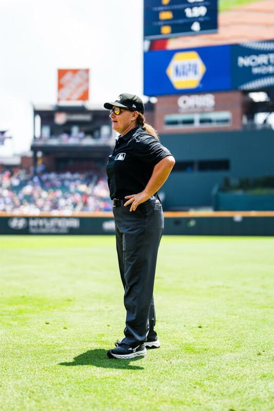 鮑爾（Jen Pawol）9日成為首位在美國職棒大聯盟MLB例行賽執法的女性裁判。（圖取自x.com/Braves）   