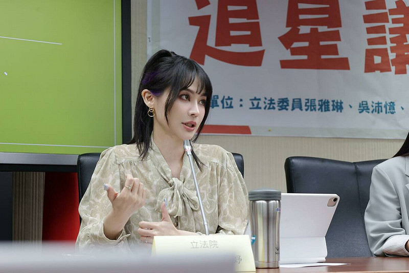 苗栗藍委邱鎮軍在 2024 年立委選舉期間，多次公開批評對手曾玟學是「雲豹駙馬」，並質疑對方背後與財團的關係，賴品妤在Threads上質疑，「藍營立委偷偷養我，這算不算一種『綠電染毒』？」   圖:翻攝自賴品妤臉書