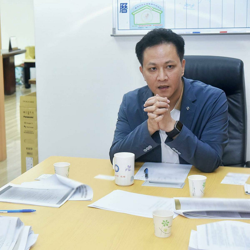 苗栗藍委邱鎮軍在 2024 年立委選舉期間,多次公開批評對手曾玟學(賴品妤男友)是「雲豹駙馬」,並質疑對方背後與財團的關係。 圖:翻攝自邱鎮軍臉書
