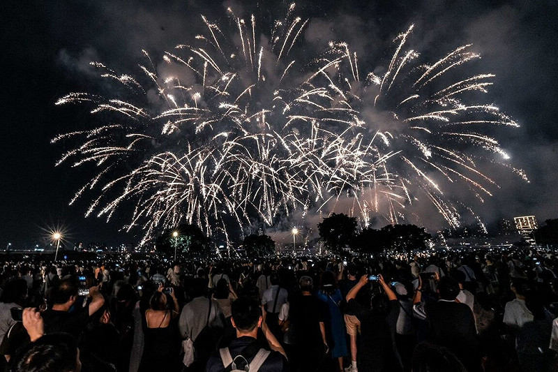 根據調查，上班族在七夕情人節最熱門的旅遊地點及景點為大稻埕夏日節，圖為大稻埕煙火。（台北市觀傳局提供）中央社記者余曉涵傳真　114年8月10日   