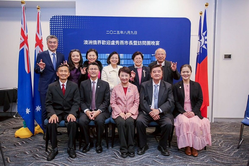 目前正在澳洲出訪的台中市長盧秀燕（前中），9日出席布里斯本僑胞歡迎晚會，與當地僑界人士合影。（台中市政府提供）中央社記者郝雪卿傳真  114年8月10日   