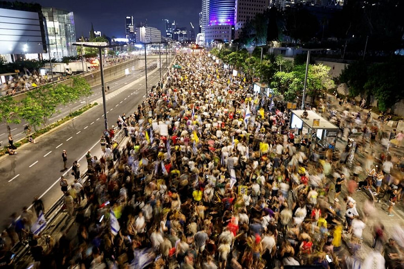 不滿政府軍事政策的以色列民眾9日在特拉維夫進行抗議。（路透社）   