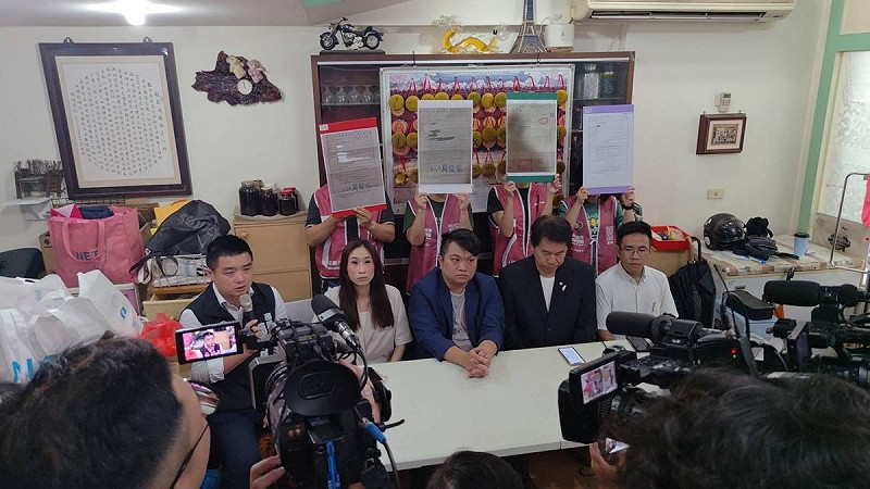 罷團敲羅行動與律師舉行記者會，質疑國民黨可能採取「以訟止罷」策略，形同選後的恐怖情人式的政治追殺。   圖：敲羅行動/提供