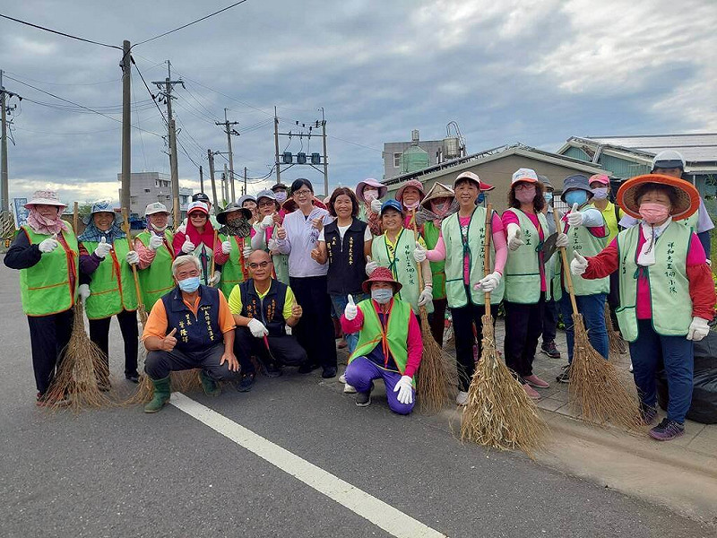 嘉義縣太保市公所發起投入災後市容清理與環境整頓行動，近400名志工報名參與，10日一同清理，市長鄭淑分（前排左3）到場感恩與志工合影。（太保市公所提供）中央社記者蔡智明傳真　114年8月10日   