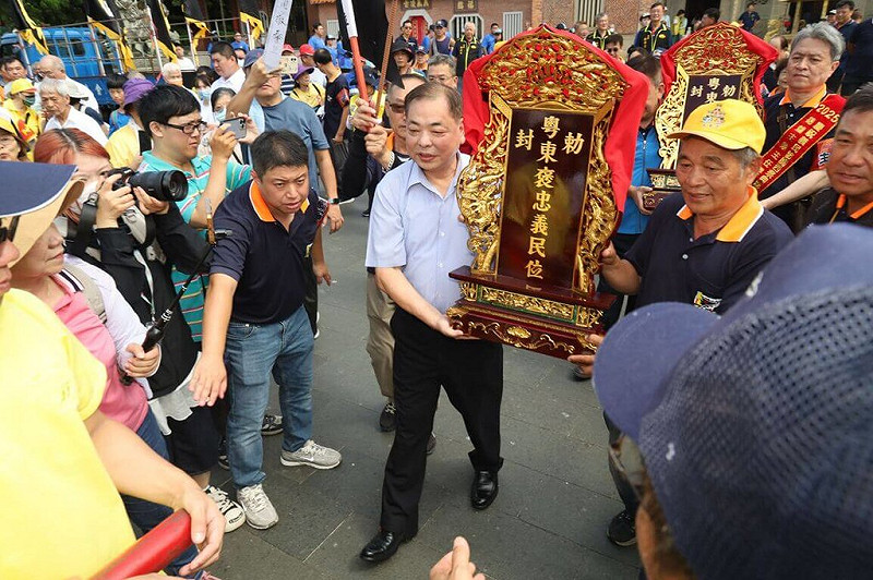 2025年適逢新埔褒忠亭義民廟建廟237週年，10日由新竹縣副縣長陳見賢（前右2）與義民廟人員虔誠恭迎義民爺爺，展開為期1個月的傳統「奉飯儀式」，也為義民節祭典揭開序幕。（新竹縣政府提供）中央社記者魯鋼駿傳真 114年8月10日   