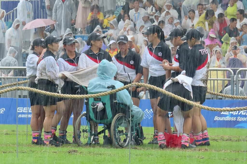 台灣女子拔河代表隊參與成都世運會，練郭昇全程坐著輪椅淋著雨，在場上督軍。（圖取自facebook.com/CTTWA）   