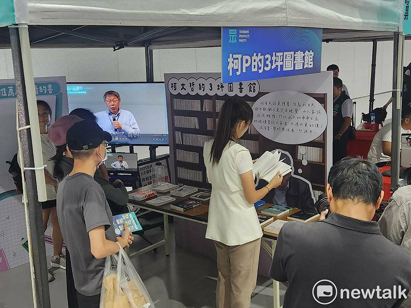 民眾黨6周年黨慶現場，以「柯P的3坪圖書館」，讓支持者人想念在土城看守所的創黨主席柯文哲。   圖：黃建豪/攝