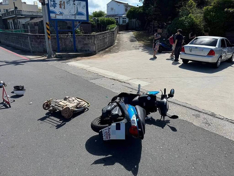 澎湖縣道203號線安宅路段，10日上午發生機車及轎車相撞事故，造成4人受傷，其中機車上1名5個月大男嬰傷重不治，肇事原因待調查釐清。（馬公分局提供） 中央社   114年8月10日   