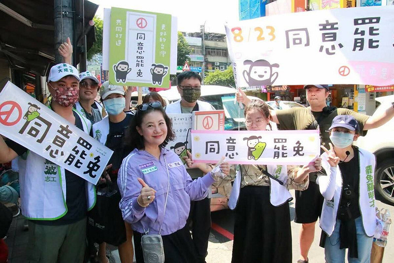 距離823第二波罷免投票日僅剩一週多，民進黨方面表示，黨中央對各罷免選區的協助持續進行，並規劃在下週末「黃金週」期間展開多項行動，包括動員黨公職人員進行掃街與發放文宣，呼籲選民投下同意票。   圖:翻攝自吳思瑤臉書