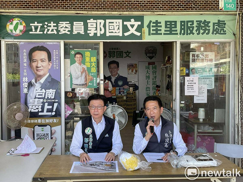 面對有害健康的石綿建材，立法委員林俊憲、郭國文要求在即將通過的特別條例中，應編列主動拆除、清運石綿瓦的預算，只要災民有需求，就可以由專業人士協助相關作業。   圖：林俊憲服務處提供