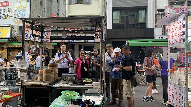 學員走訪攤商，實地採訪、建立互動，為後續創作短影音與文字報導打下基礎。   圖：孫家銘翻攝