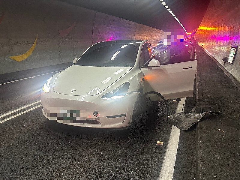 40歲趙姓男子10日上午駕駛特斯拉（Tesla）電動車行經國道5號雪山隧道時自撞隧道壁，趙男稱為撿拾物品，不慎轉動方向盤而肇事，所幸無人受傷，事故已排除，恢復正常通車。（讀者提供）中央社記者王朝鈺傳真　114年8月10日   
