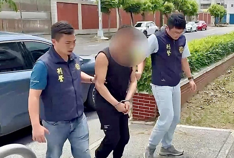 苗栗縣49歲邱姓毒品通緝犯（中）日前駕駛小客車闖紅燈違規，見警方攔停竟加速逃逸，於一處路口與劉姓男子騎乘的普通重型機車發生碰撞，邱男棄車逃離現場，劉男頭部重創不治，警方10日逮捕邱男，依法送辦。（苗栗警分局提供）中央社記者魯鋼駿傳真　114年8月10日   