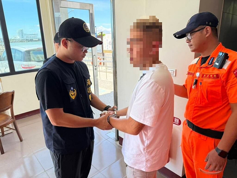 海巡署南部分署第五岸巡隊鹽埔安檢所勤務人員10日執行往小琉球客船旅客清點，客船業者通報，進行實名制身分核對時，發覺年約20歲李姓男子形跡可疑，海巡人員實施身分查核後，發現李男因竊盜罪遭通緝，隨即由安檢人員逮捕，完成偵訊筆錄製作後，隨案解送至高雄地方檢察署。（海巡署南部分署第五岸巡隊提供）中央社記者黃郁菁傳真　114年8月10日   