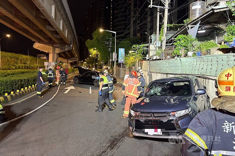 吳姓男子10日凌晨駕駛多元計程車搭載未成年女性乘客沿新北市中和區環河西路行駛，疑違規左轉光環路時，與直行車輛發生碰撞，由於撞擊力道強烈，乘客因撞擊拋飛車外，當場身亡。（翻攝照片）中央社記者王鴻國傳真　114年8月10日   