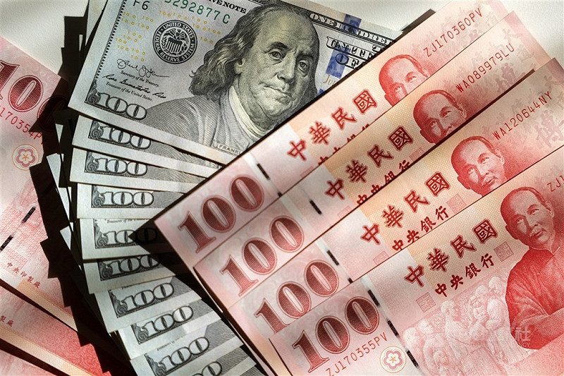 金管會統計顯示，本國銀行今年上半年累計大砍債券新台幣2610億元，股市則呈加碼947億元。（中央社檔案照片）   